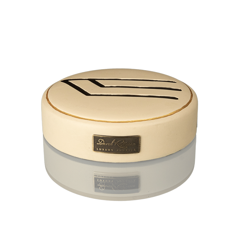 Mezuzah case with a letter of the Hebrew alphabet