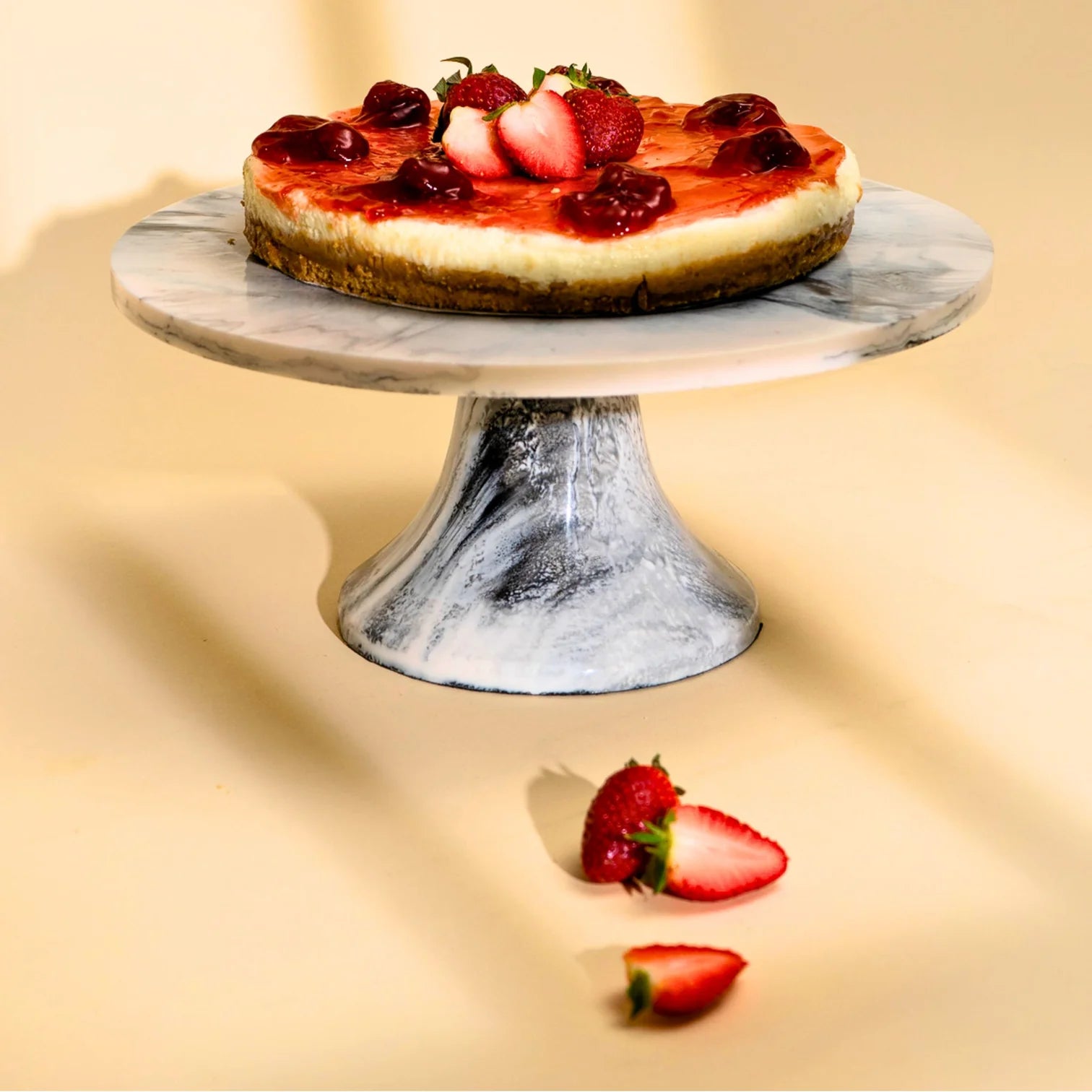 Radiant Resin Cake Stand Black & White