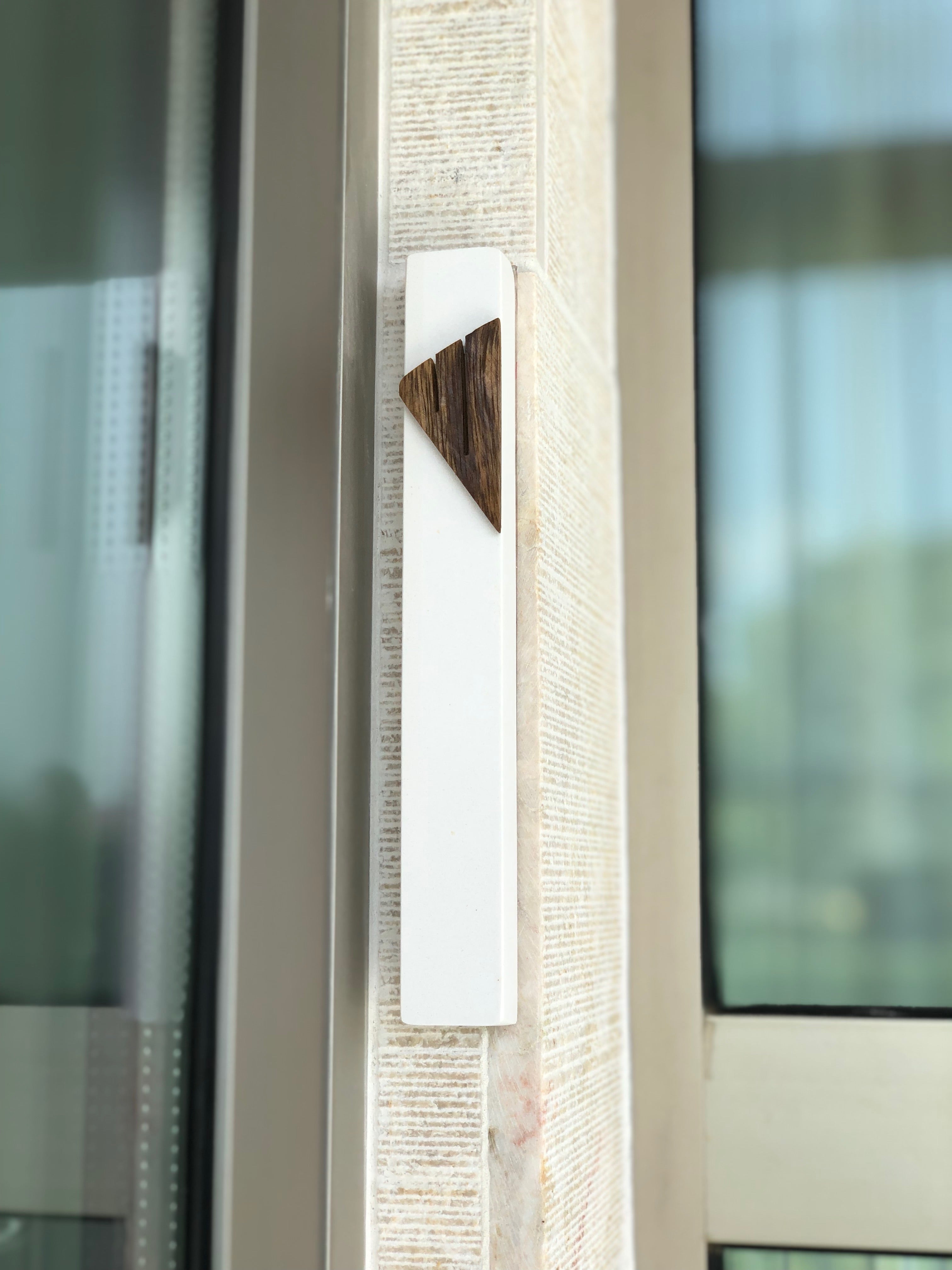 White base Natural Wood Shin