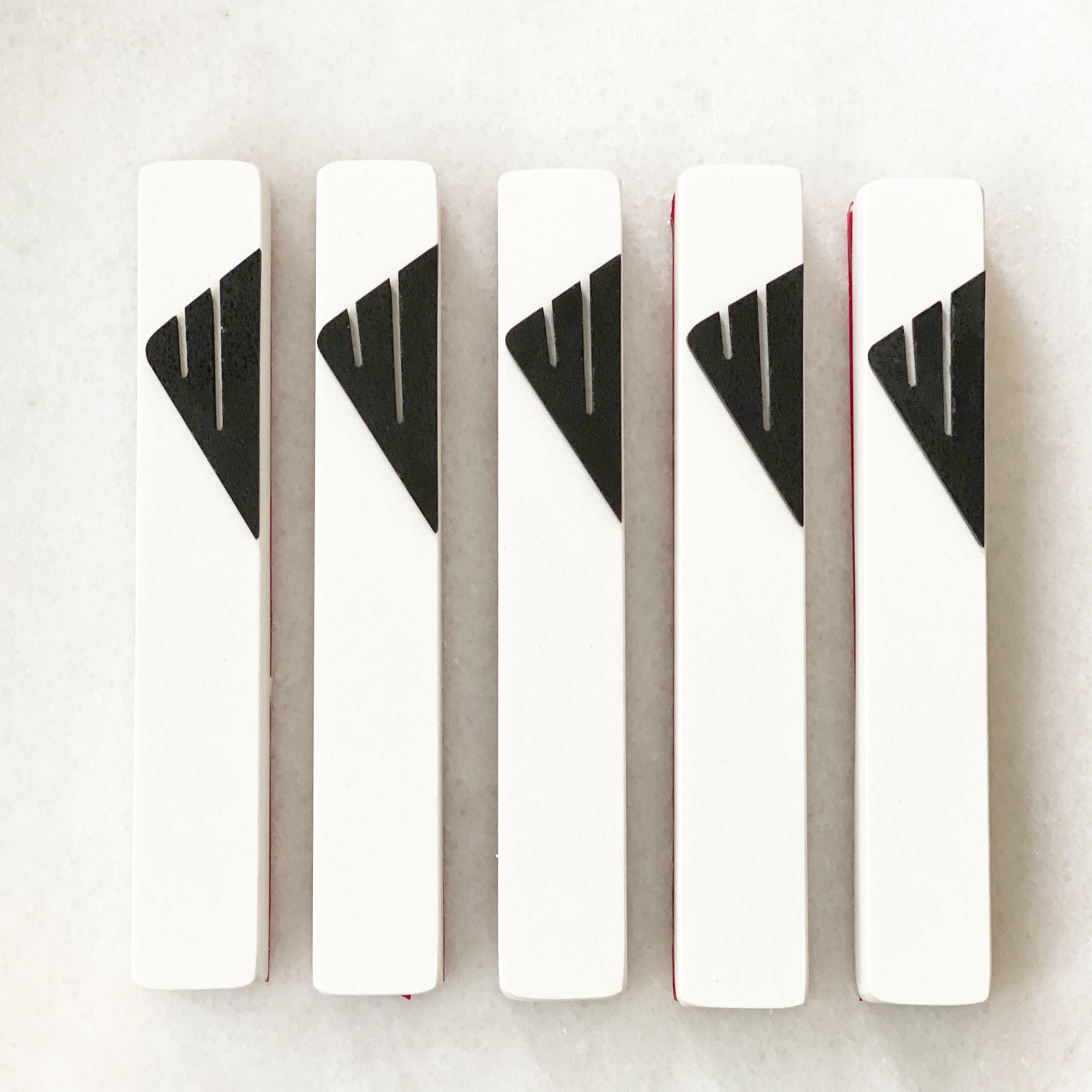 Chalk White Black Shin