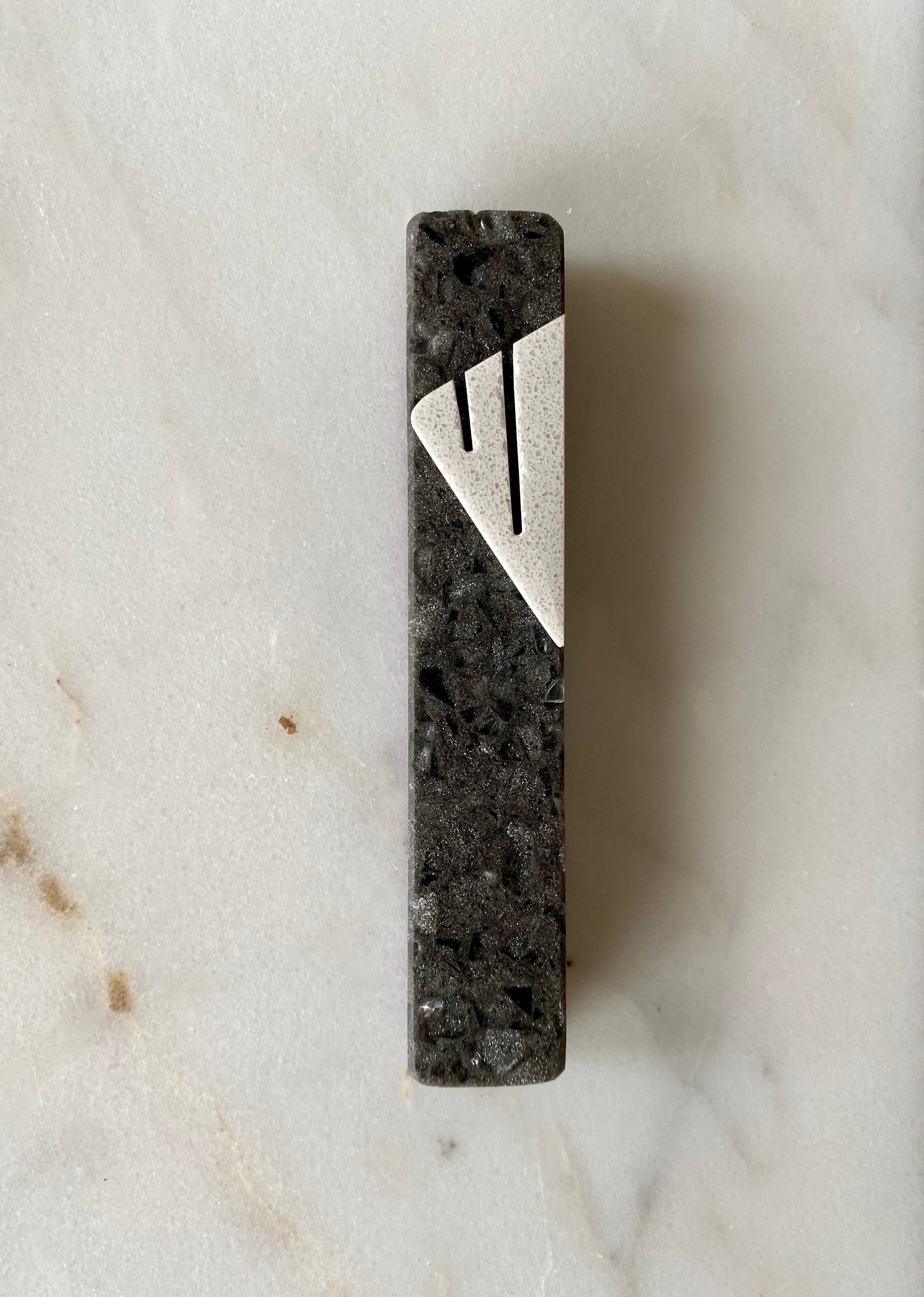 Grey Quartz White Shin